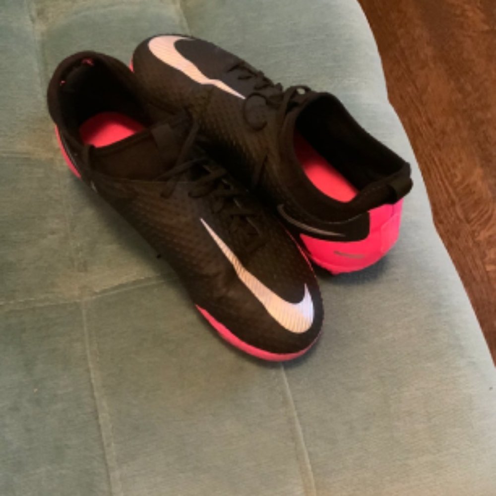 Nike Girls Black and Pink Indoor Cleats (6Y)